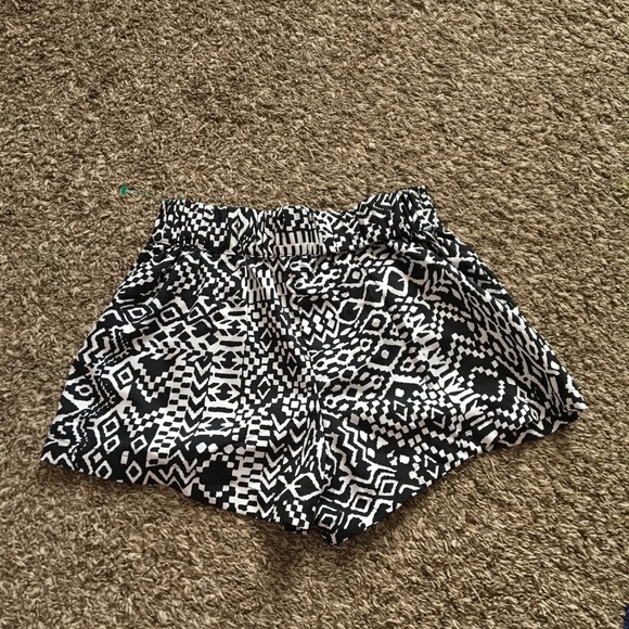 🖤CHARLOTTE RUSSE black printed shorts🖤 - Picture 3 of 3
